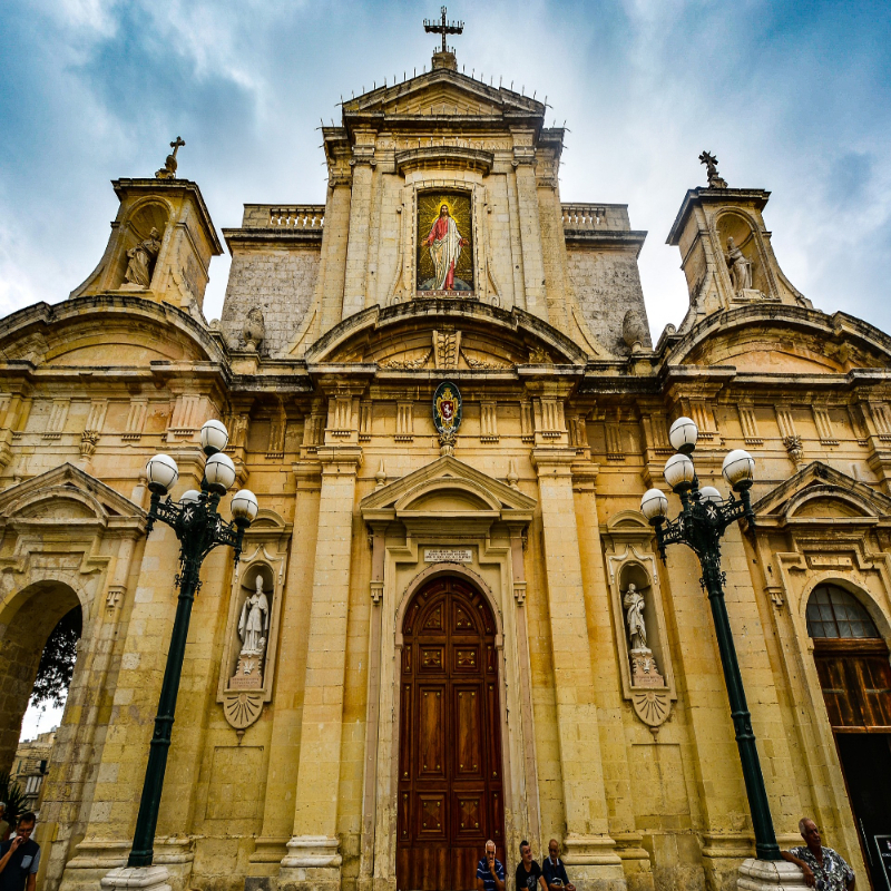 Link to wikipedia page of St Paul's cathedral. Image shows outside of St Paul's Cathedral.